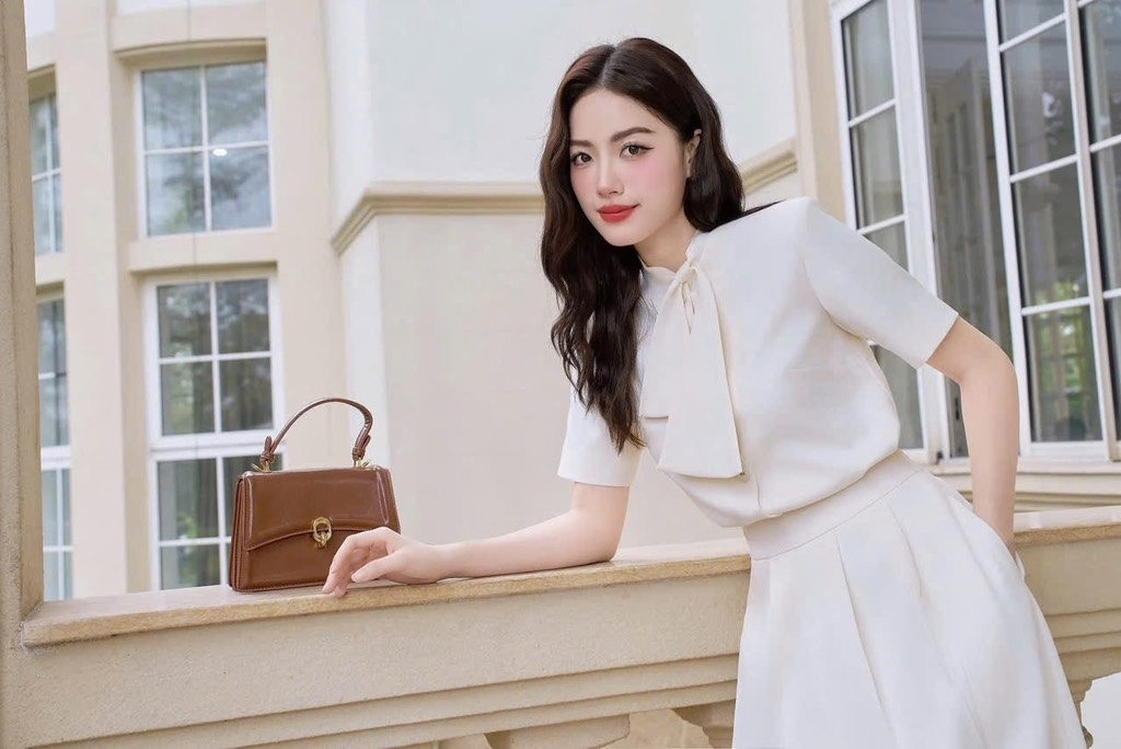SET CHÂN VÁY LI XẺ TRƯỚC MIX ÁO CỔ NƠ ĐỆM VAI NỮ SẴN