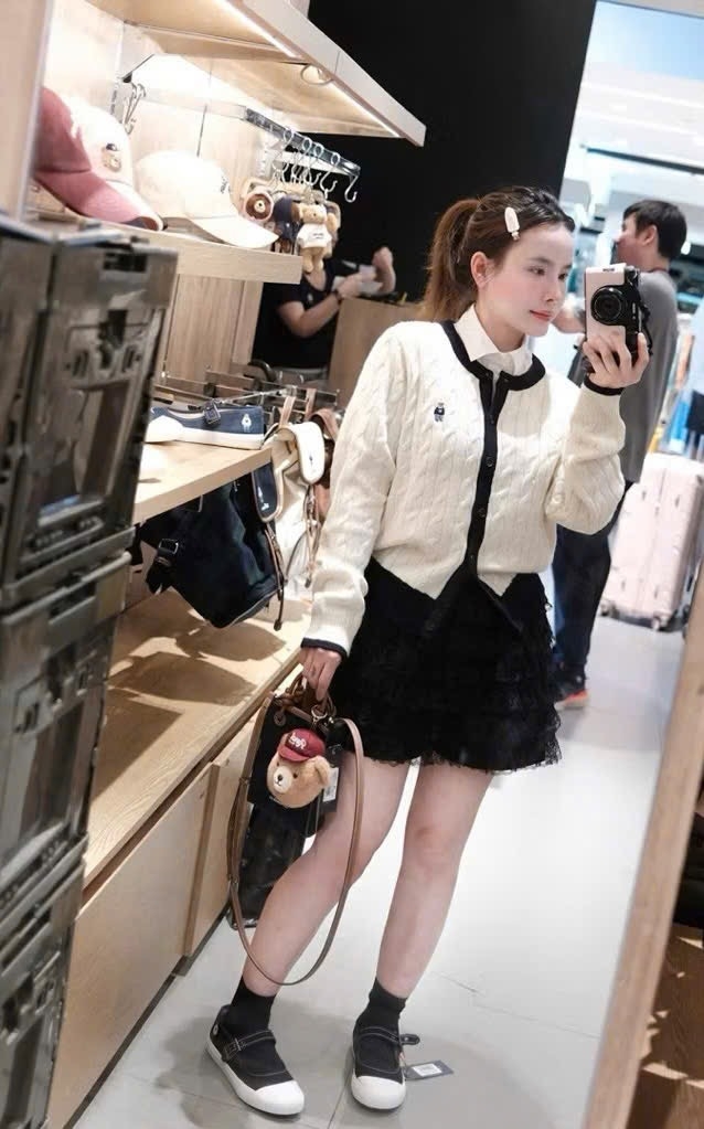 ÁO LEN CARDIGAN GẤU WHO TRẮNG VIỀN ĐEN NỮ THU ĐÔNG