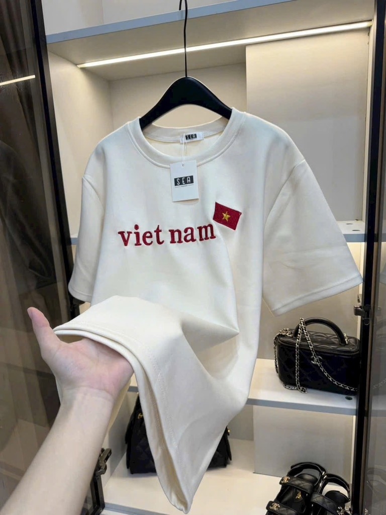 ÁO PHÔNG TRẮNG CHỮ VIỆT NAM ĐỎ NỮ MỚI