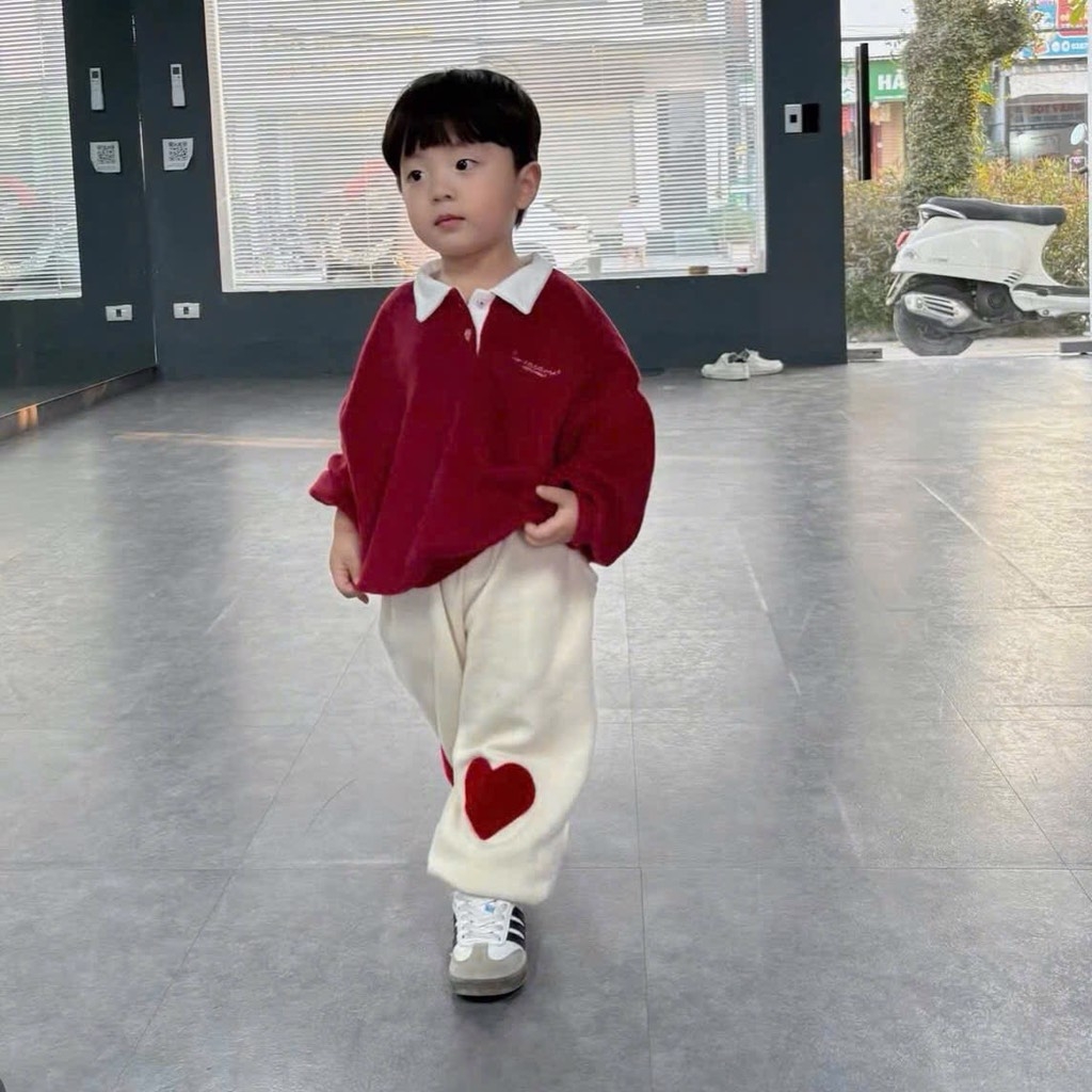 SET BỘ DÀI ÁO POLO ĐỎ PHỐI CỔ TRẮNG QUẦN NỈ TRẮNG BÉ TRAI BÉ GÁI