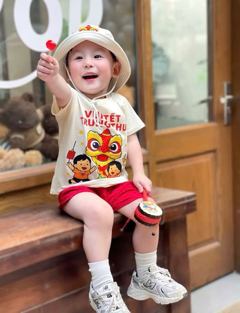 SÉT CỘC BE VUI TẾT TRUNG THU QUẦN ĐỎ KÈM MŨ LÂN BÉ TRAI