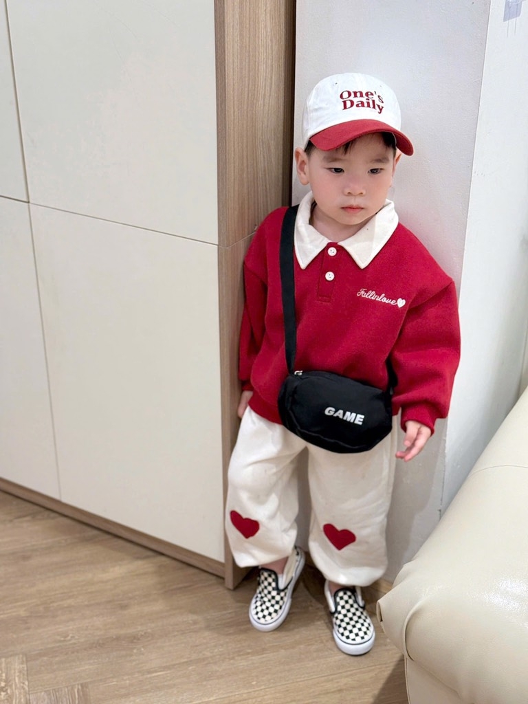 SET BỘ DÀI ÁO POLO ĐỎ PHỐI CỔ TRẮNG QUẦN NỈ TRẮNG BÉ TRAI BÉ GÁI