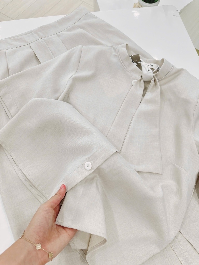 SET CHÂN VÁY LI XẺ TRƯỚC MIX ÁO CỔ NƠ ĐỆM VAI NỮ SẴN