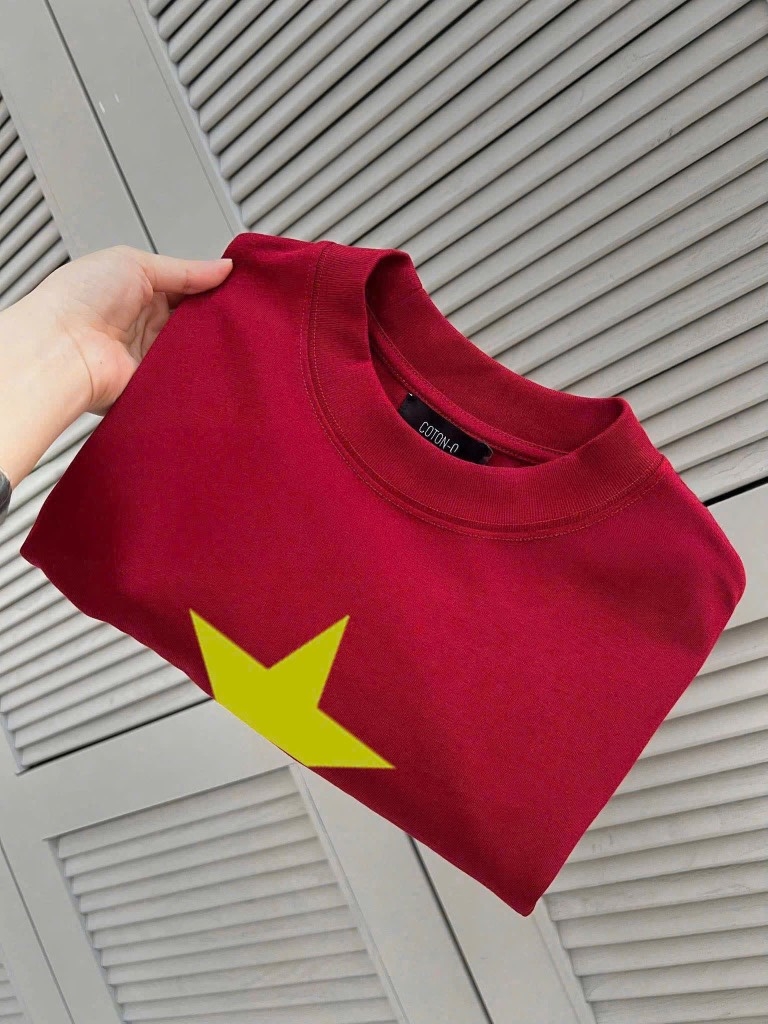ÁO CỜ ĐỎ SAO VÀNG ĐỎ ĐẬM NỮ
