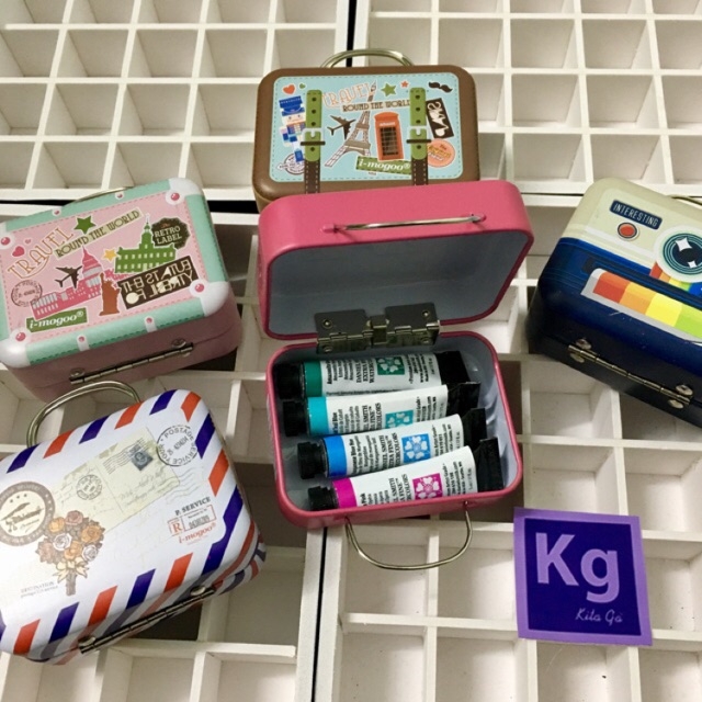 Hộp thiếc nhỏ có quai hình vali