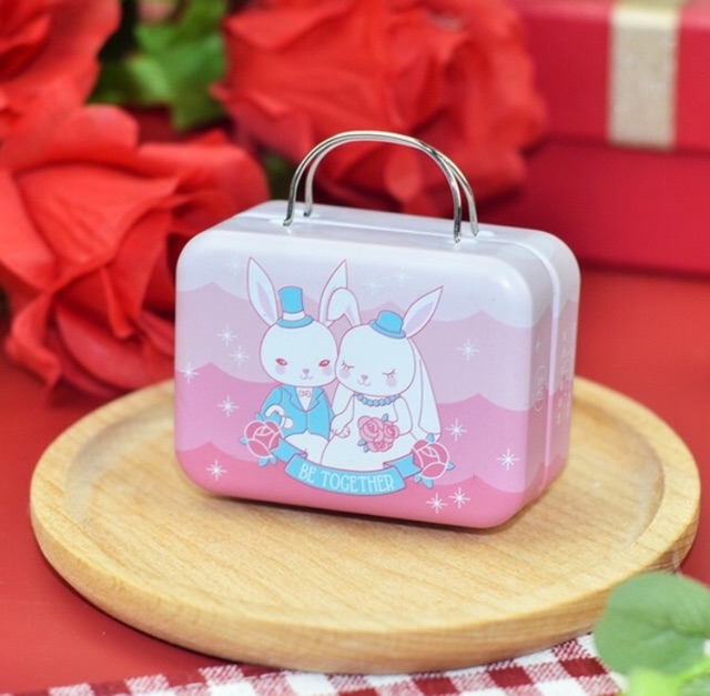 Hộp thiếc nhỏ có quai hình vali