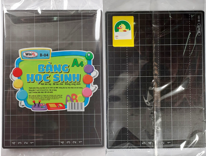 Win Q Bảng Đen Khổ A4 B04 Có Moust 2 MẶT PHẤN (4 Ô + 5 Ô)(10 Cái/ Lốc; 100 Cái/ Thùng)