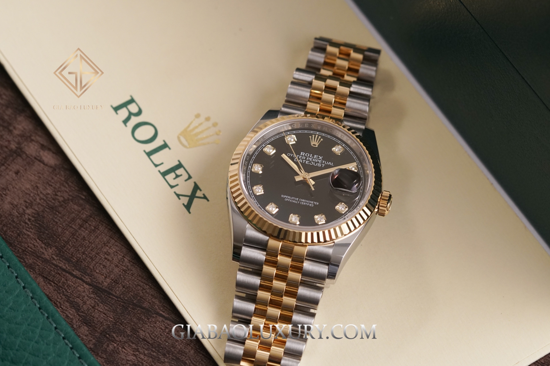 Đồng Hồ Rolex Datejust 36 126233 Mặt Số Đen Nạm Kim Cương