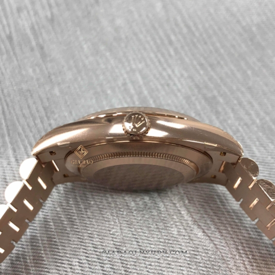 Đồng Hồ Rolex Day-Date 40 228235 Mặt Số Trắng Cọc Số La Mã