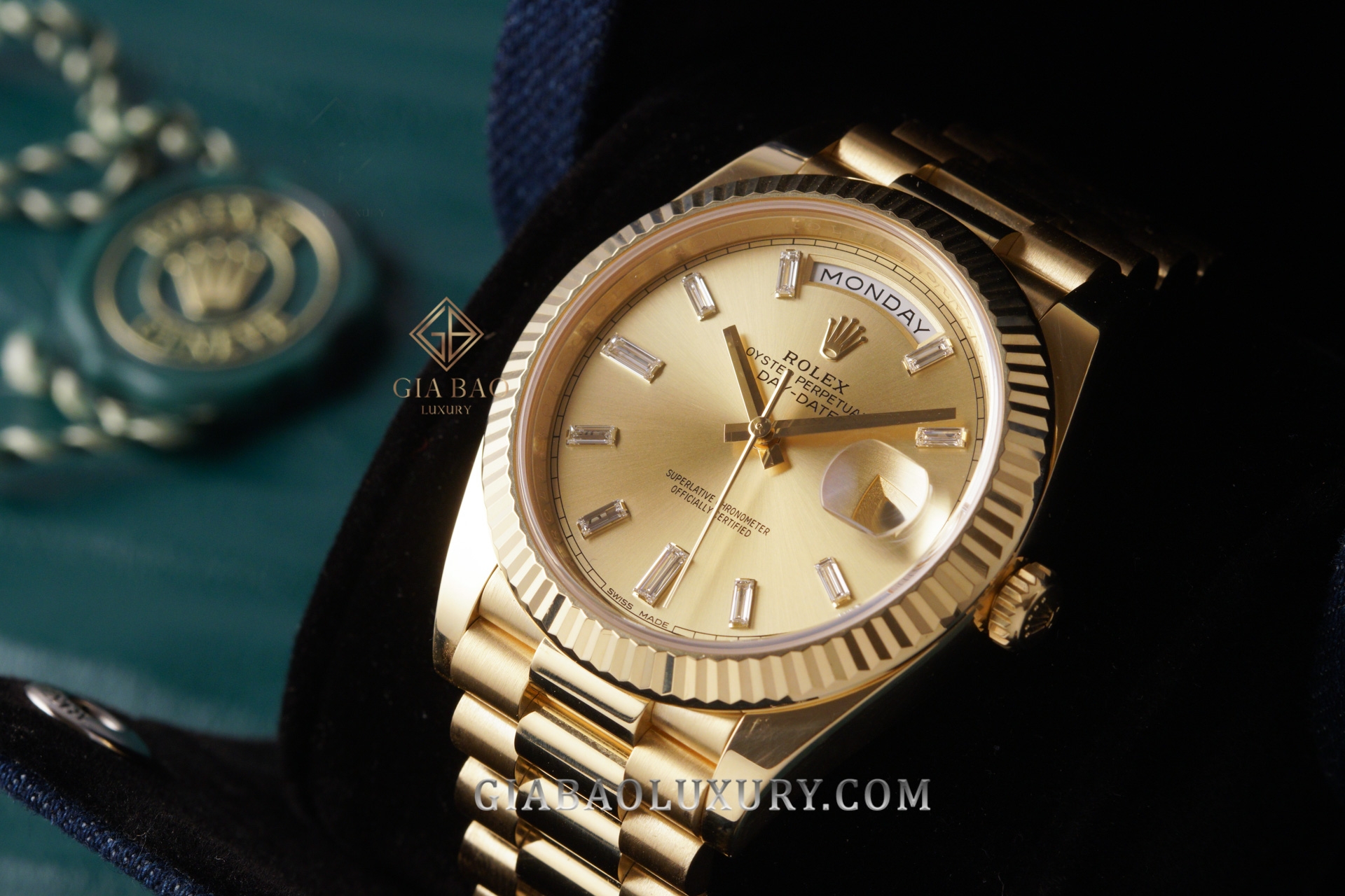 Đồng Hồ Rolex Day-Date 40 228238 Mặt Số Champagne Cọc Số Kim Cương