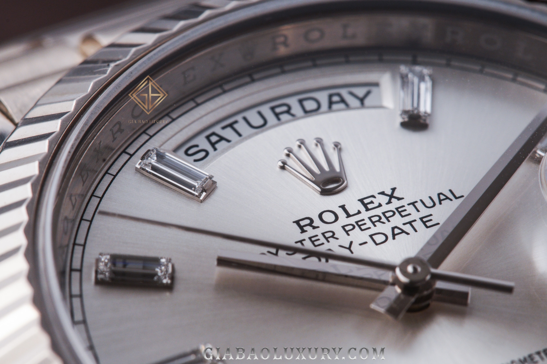 Đồng Hồ Rolex Day-Date 40 228239 Mặt Số Bạc Cọc Số Kim Cương