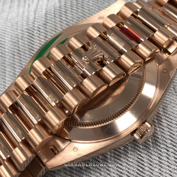 Đồng Hồ Rolex Day-Date 40 228235 Mặt Số Trắng Cọc Số La Mã