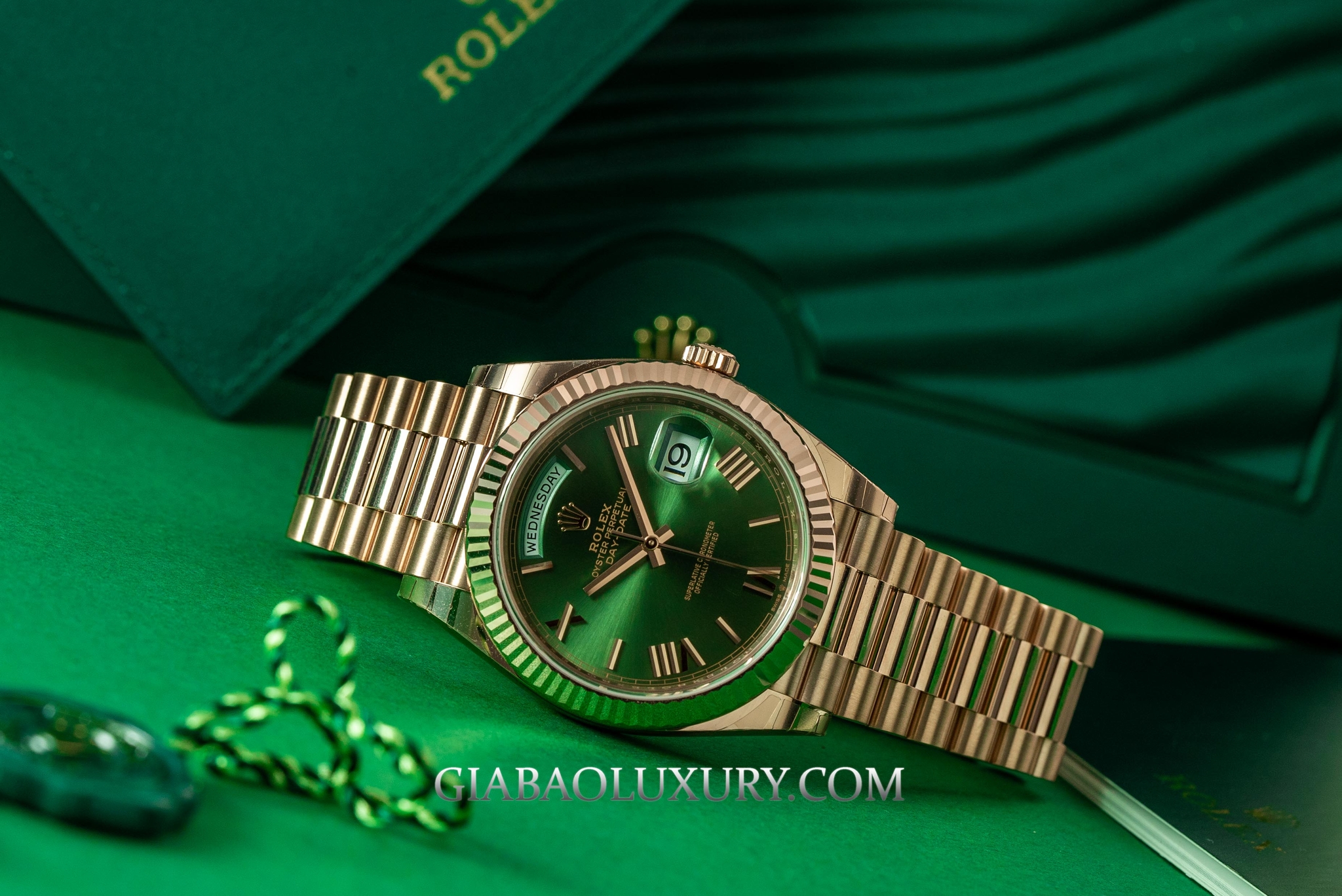 Đồng Hồ Rolex Day Date 228235 Mặt Số Xanh Oliu