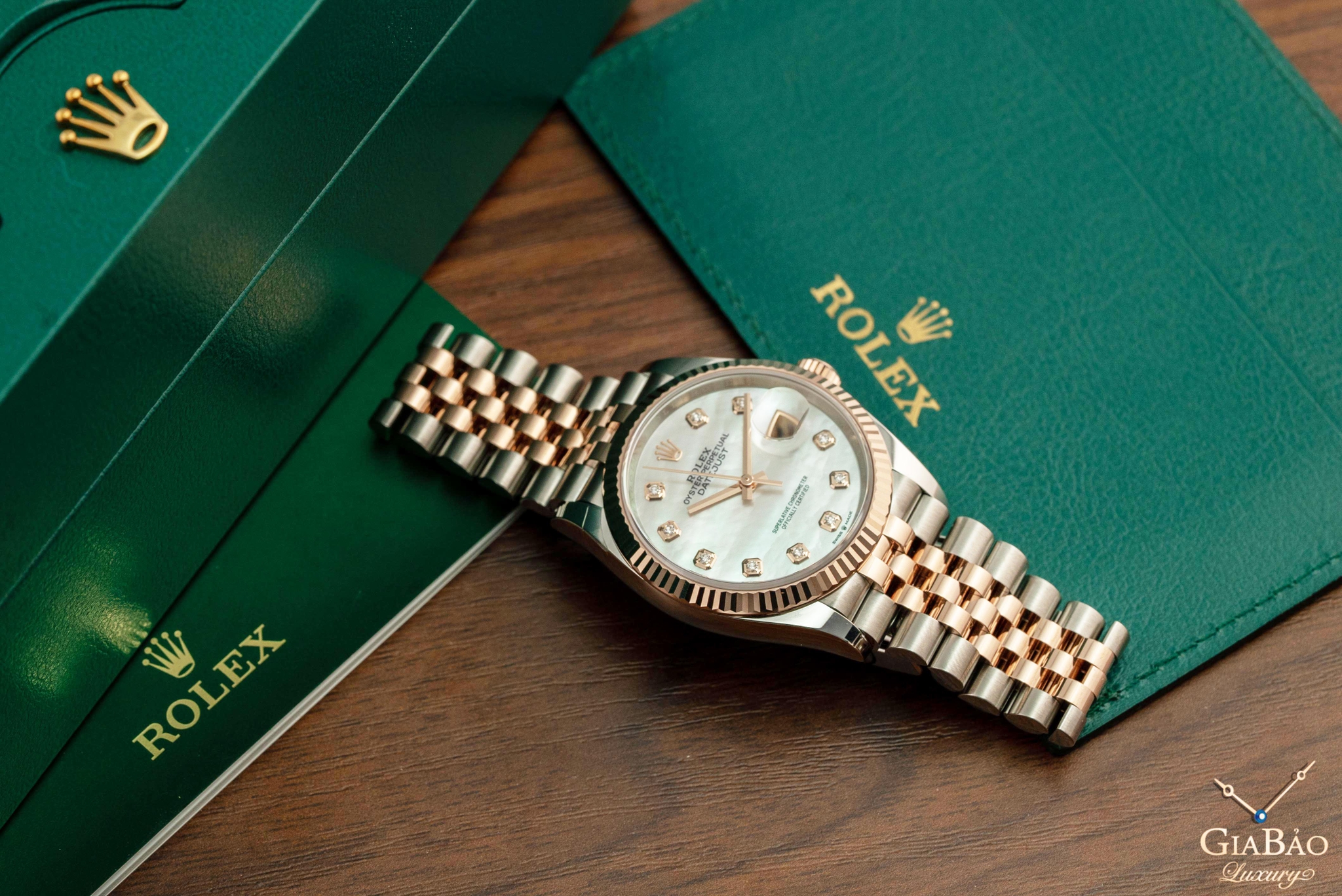 Đồng Hồ Rolex Datejust 126231 Mặt Số Vỏ Trai Trắng