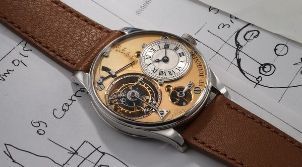 FP Journe Tourbillon Souverain à Remontoir d'Égalité 15/93 đạt được 8,4 triệu USD, lập kỷ lục đấu giá thế giới cho bất kỳ nhà sản xuất đồng hồ độc lập nào còn sống.
