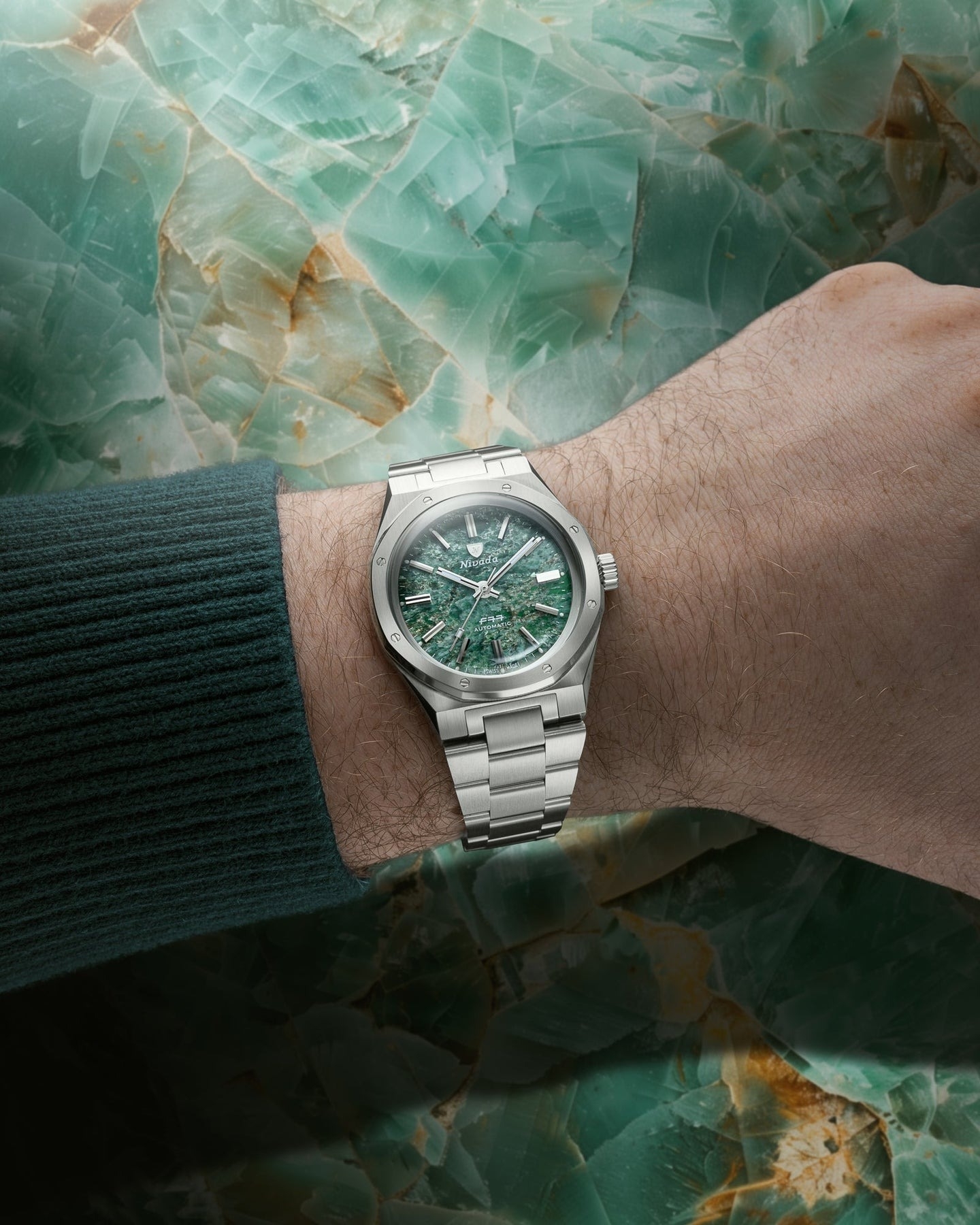 Nivada Grenchen, dòng sản phẩm F77, Ref number: 68037A77, mặt số Đá Aventurine xanh lá