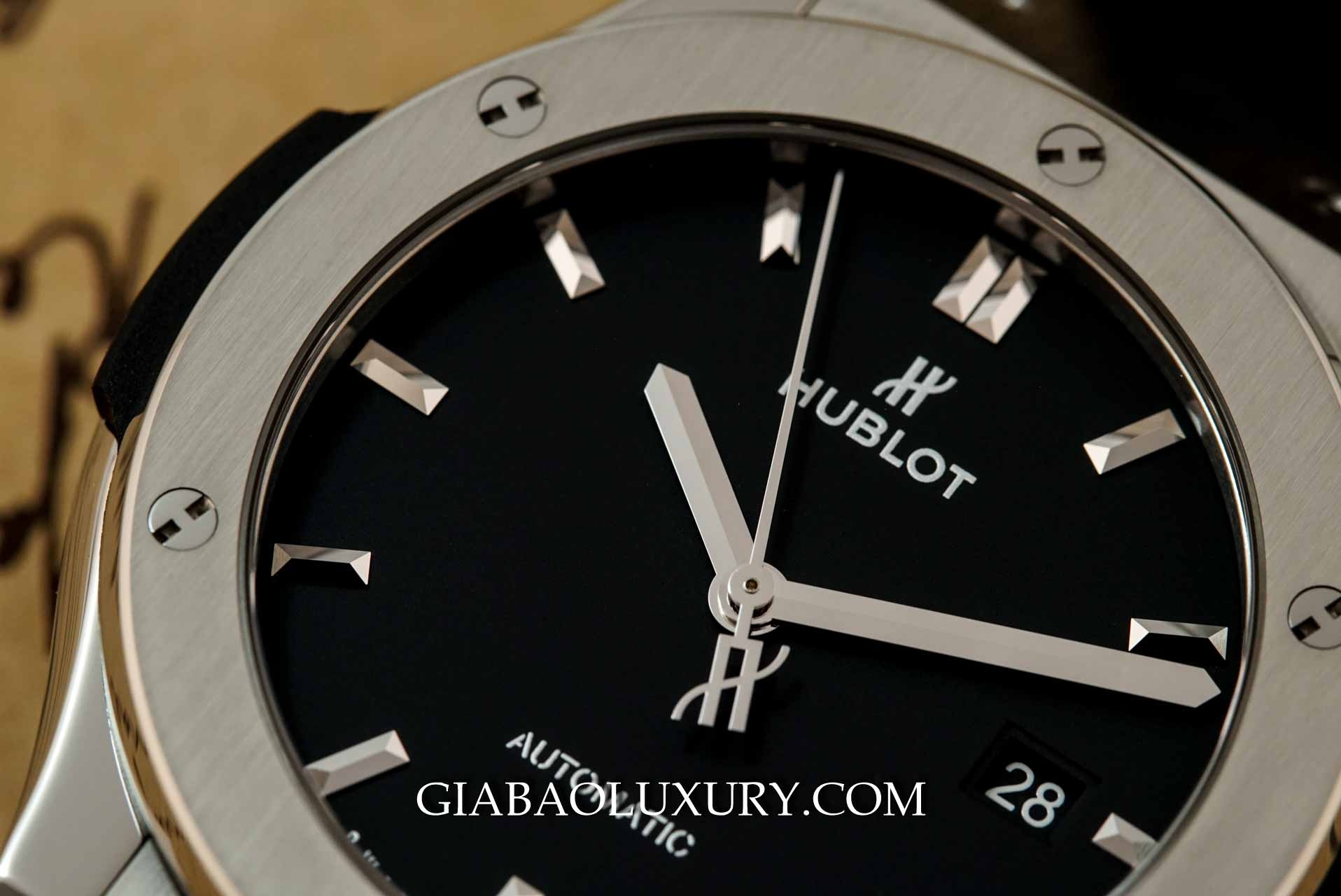 Đồng Hồ Hublot Classic Fusion Black Titanium 42mm 542.NX.1171.RX