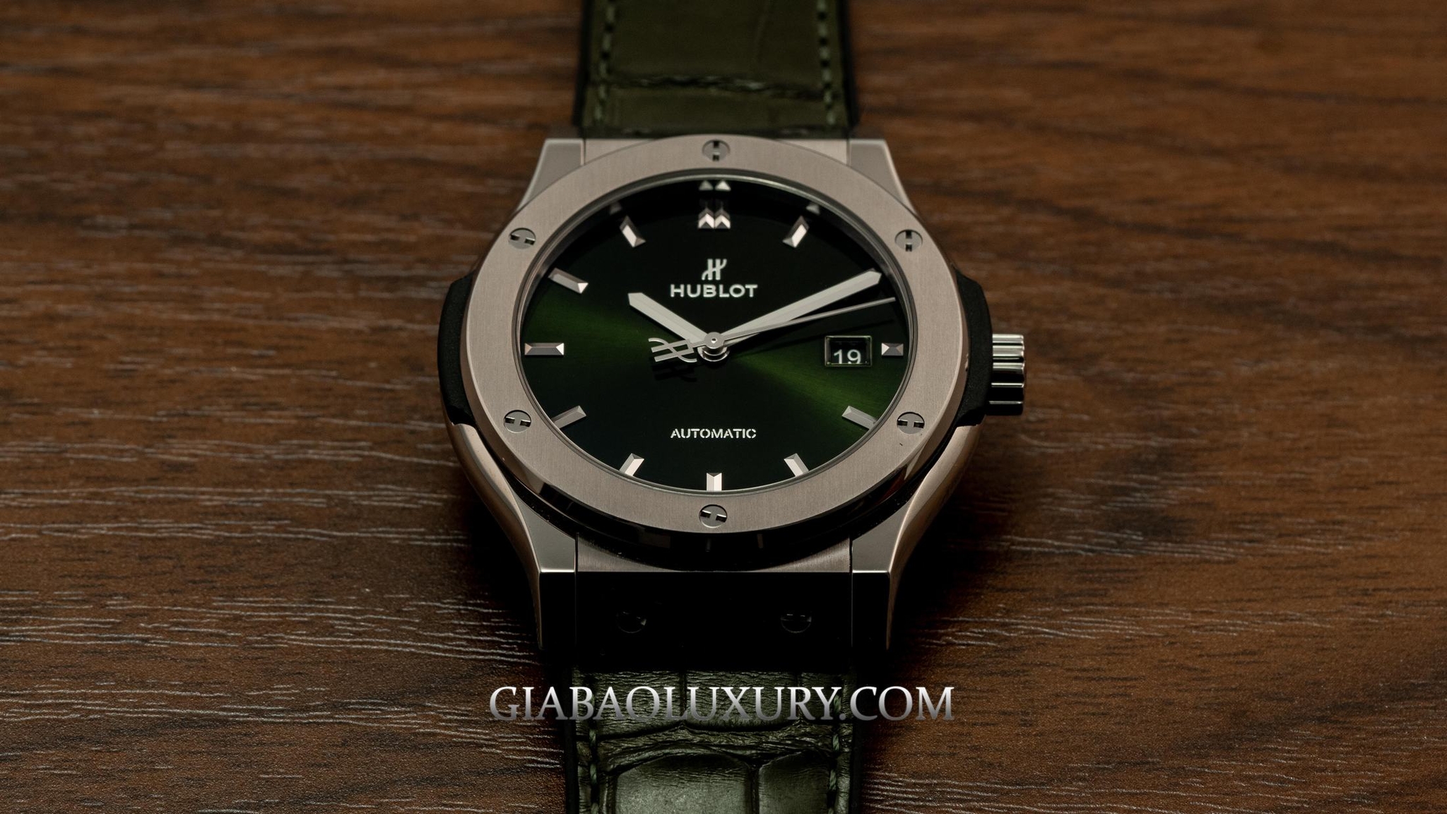 Đồng hồ Hublot Classic Fusion Green 42mm Titanium 542.NX.8970.LR