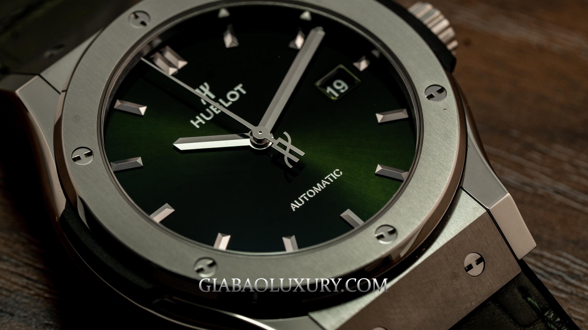 Đồng hồ Hublot Classic Fusion Green 42mm Titanium 542.NX.8970.LR