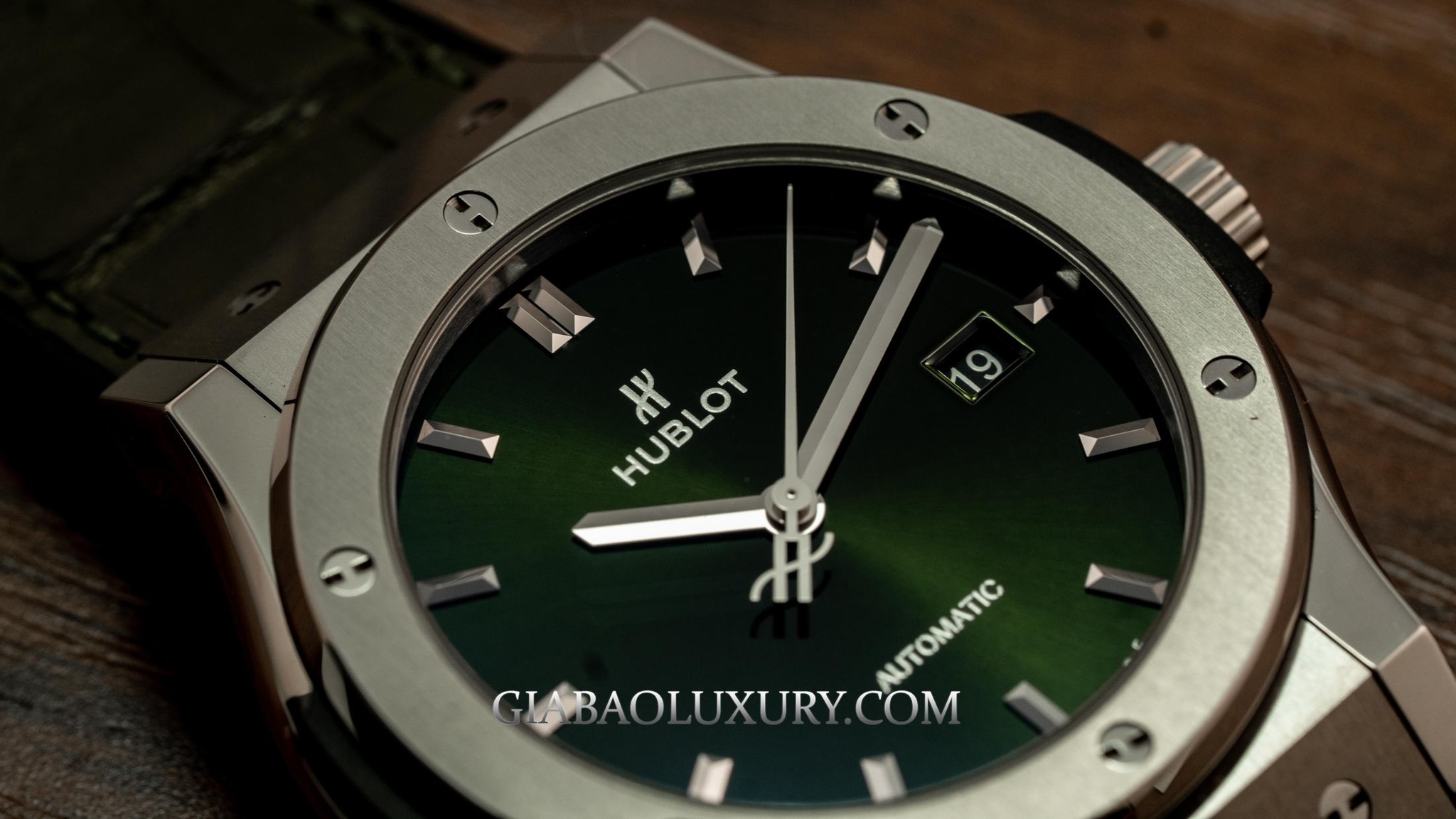 Đồng hồ Hublot Classic Fusion Green 42mm Titanium 542.NX.8970.LR