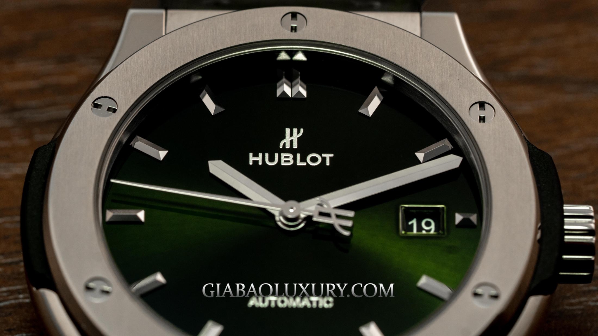 Đồng hồ Hublot Classic Fusion Green 42mm Titanium 542.NX.8970.LR