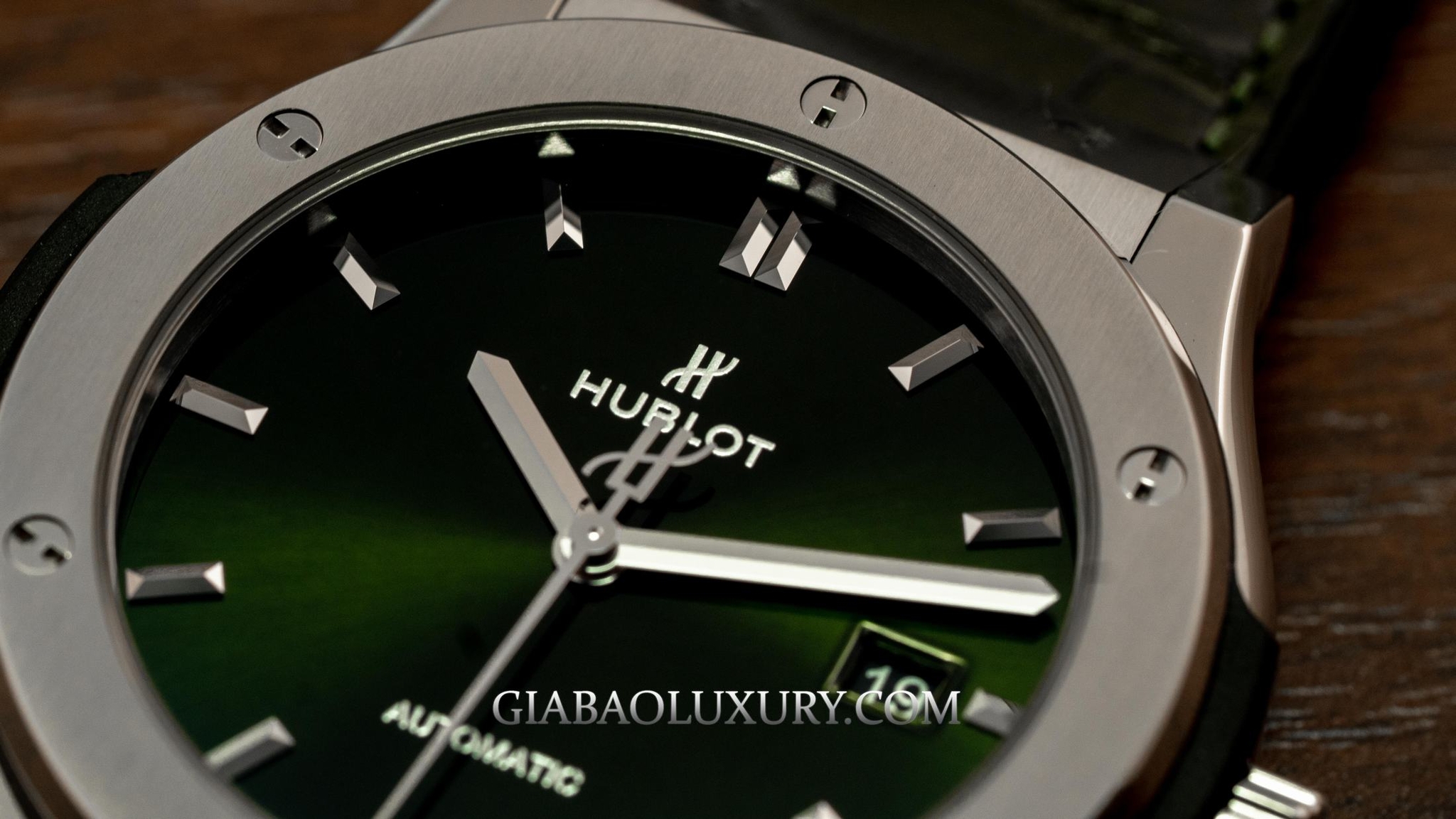 Đồng hồ Hublot Classic Fusion Green 42mm Titanium 542.NX.8970.LR