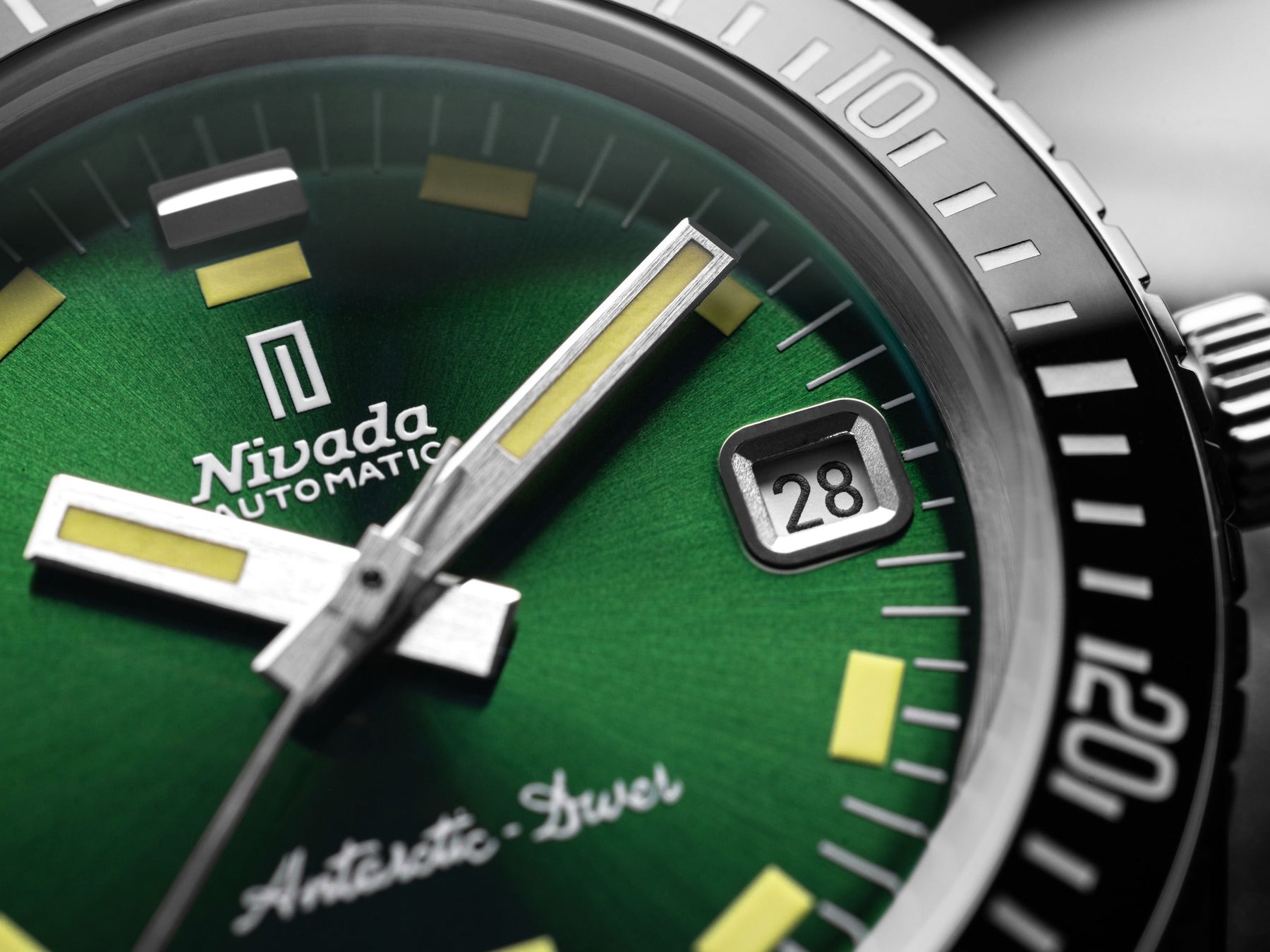 Nivada Grenchen, dòng sản phẩm Antarctic Diver, Ref num 32059A, mặt số xanh lá chải tia Sunray