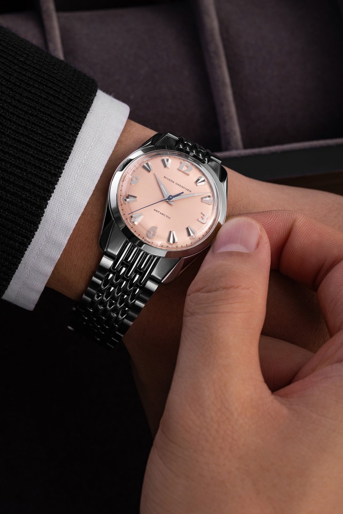 Nivada Grenchen, dòng sản phẩm Antarctic, Ref number: 35018M, mặt số Sunray chải tia cá hồi