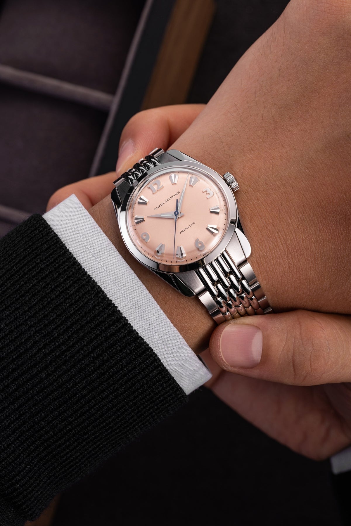 Nivada Grenchen, dòng sản phẩm Antarctic, Ref number: 35018M, mặt số Sunray chải tia cá hồi