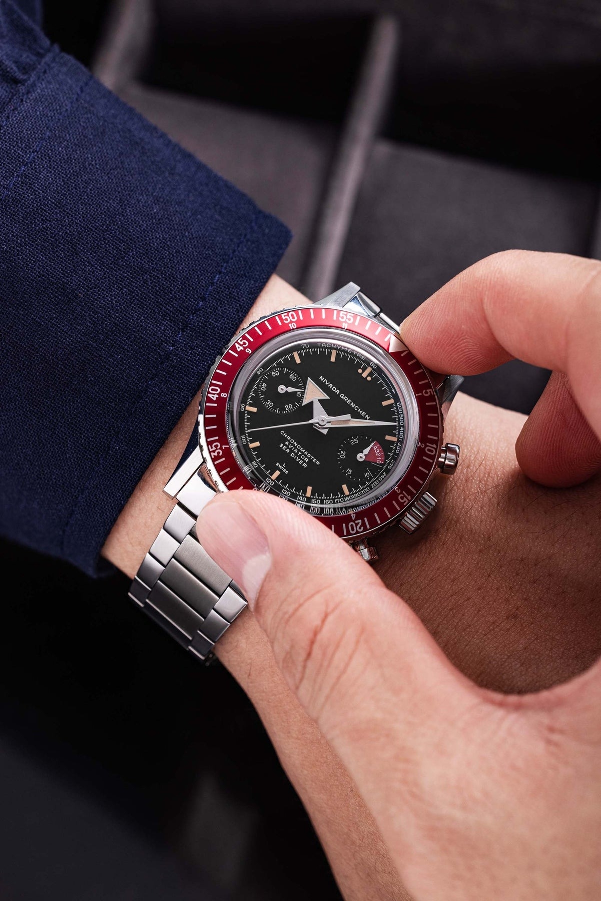 Nivada Grenchen Chronomaster Broad Arrow Ref no 86056M mặt số màu đen