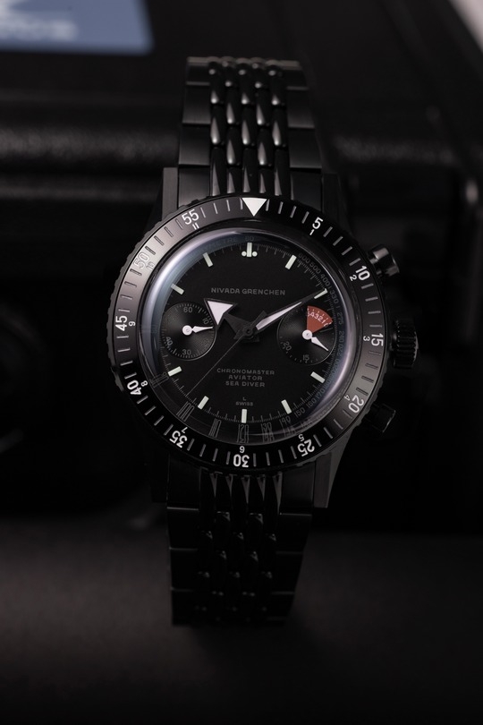 Nivada Grenchen, dòng sản phẩm Chronomaster, Ref no: 85015A, mặt số màu đen