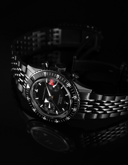 Nivada Grenchen, dòng sản phẩm Chronomaster, Ref no: 85015A, mặt số màu đen