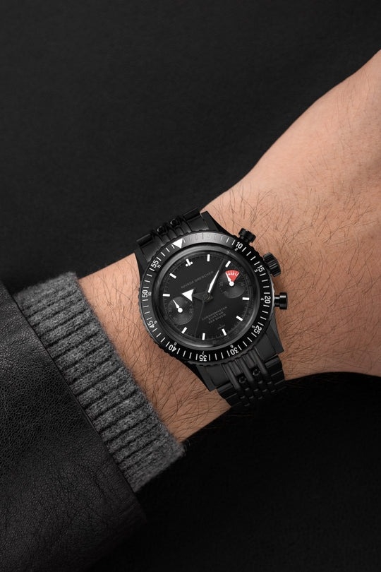 Nivada Grenchen, dòng sản phẩm Chronomaster, Ref no: 85015A, mặt số màu đen