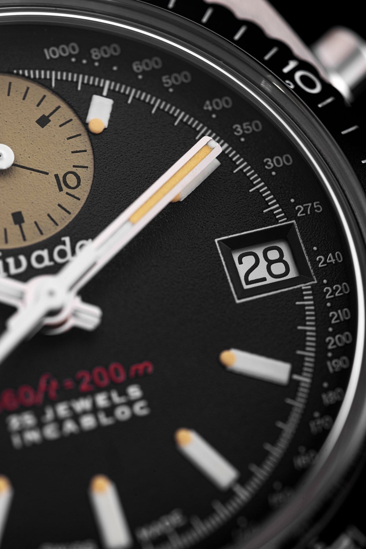 Nivada Grenchen, dòng sản phẩm Chronosport, Ref number: 77001A, mặt số màu đen