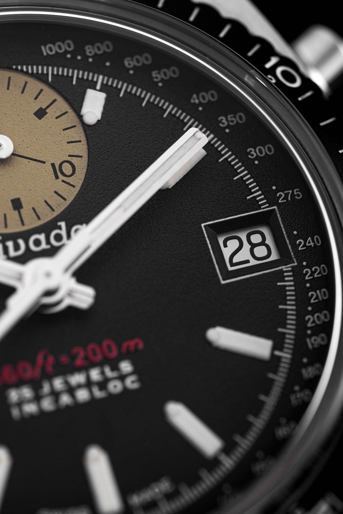 Nivada Grenchen, dòng sản phẩm Chronosport, Ref number: 77002A, mặt số màu đen