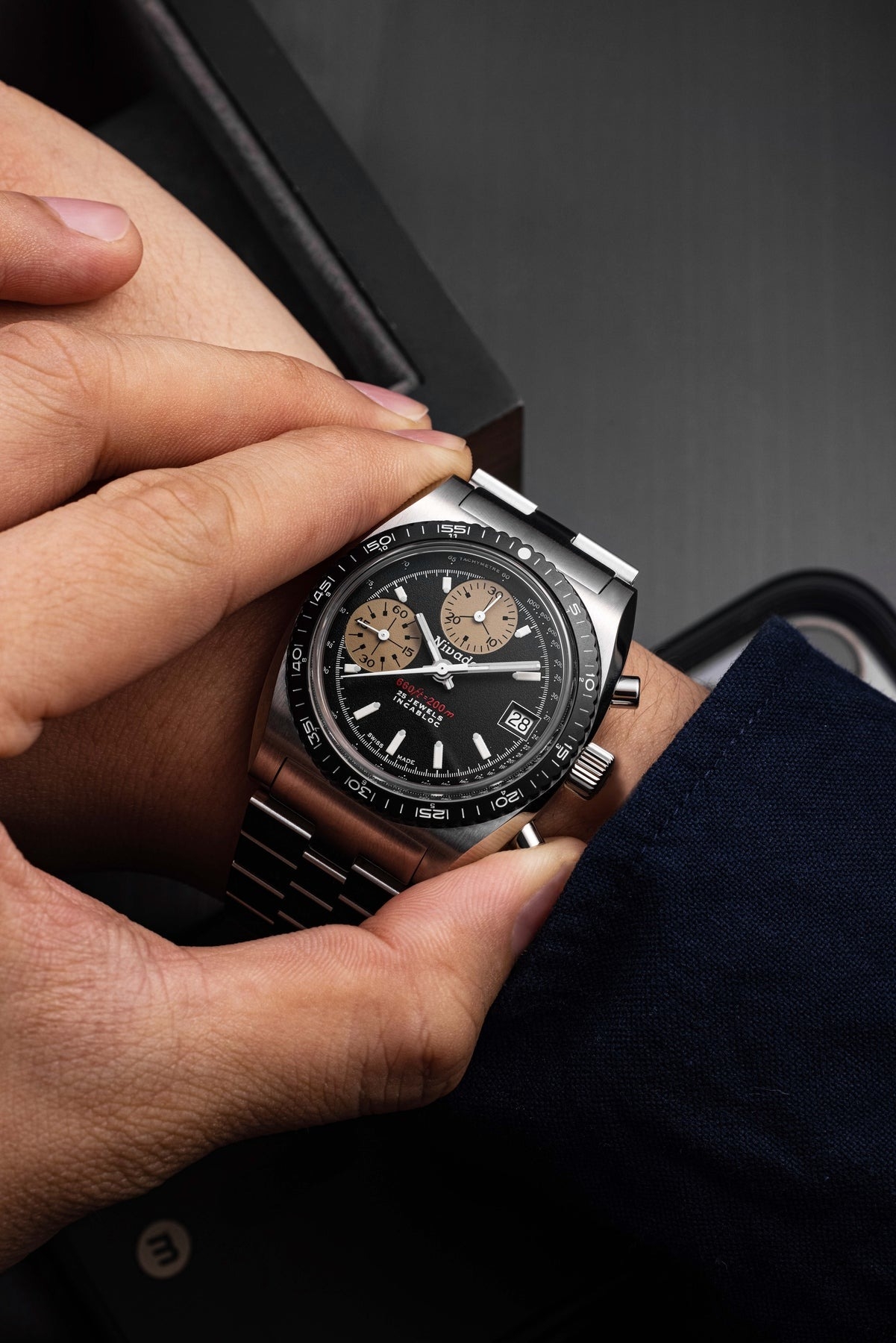 Nivada Grenchen, dòng sản phẩm Chronosport, Ref number: 77002A45, mặt số màu đen