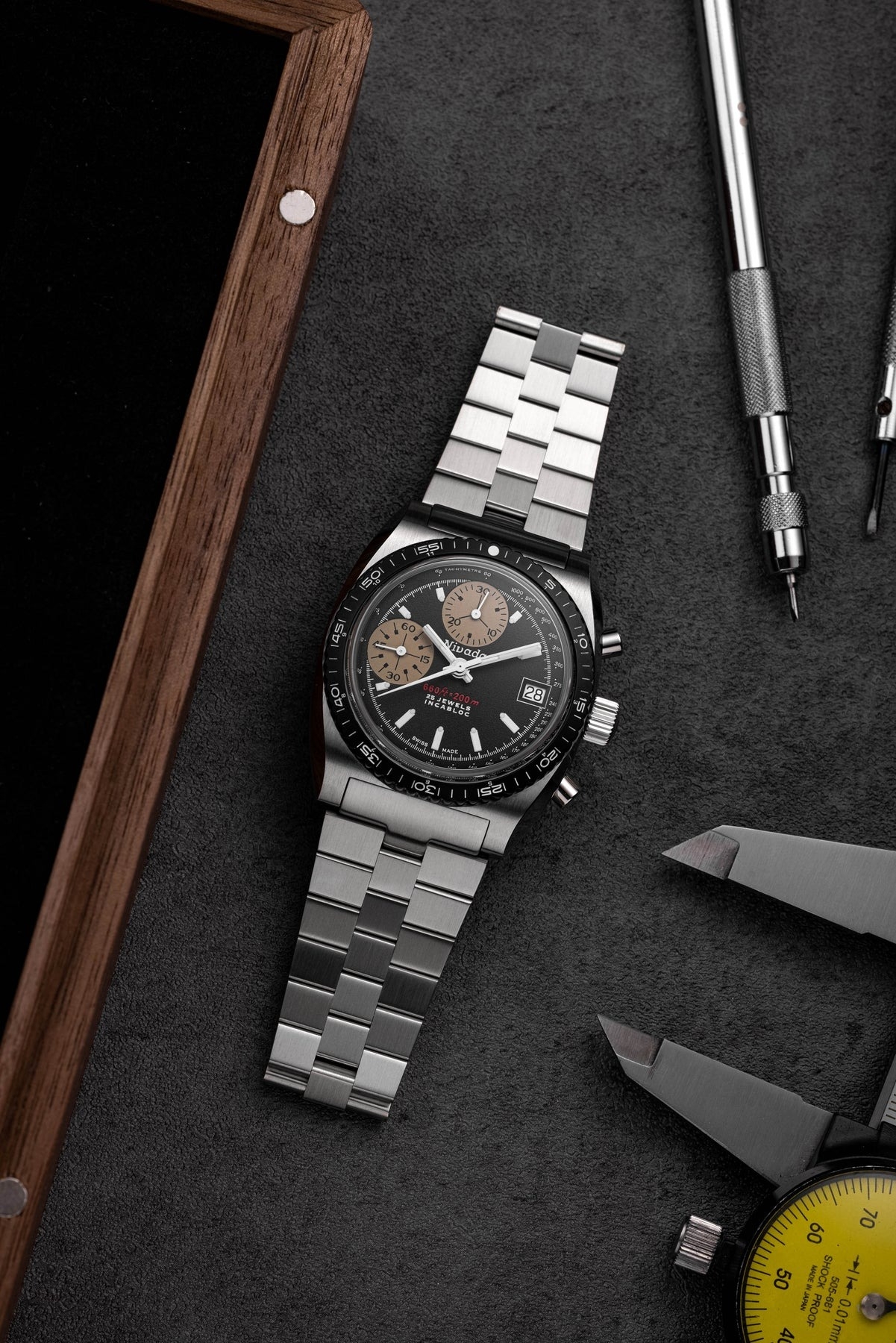 Nivada Grenchen, dòng sản phẩm Chronosport, Ref number: 77002A45, mặt số màu đen