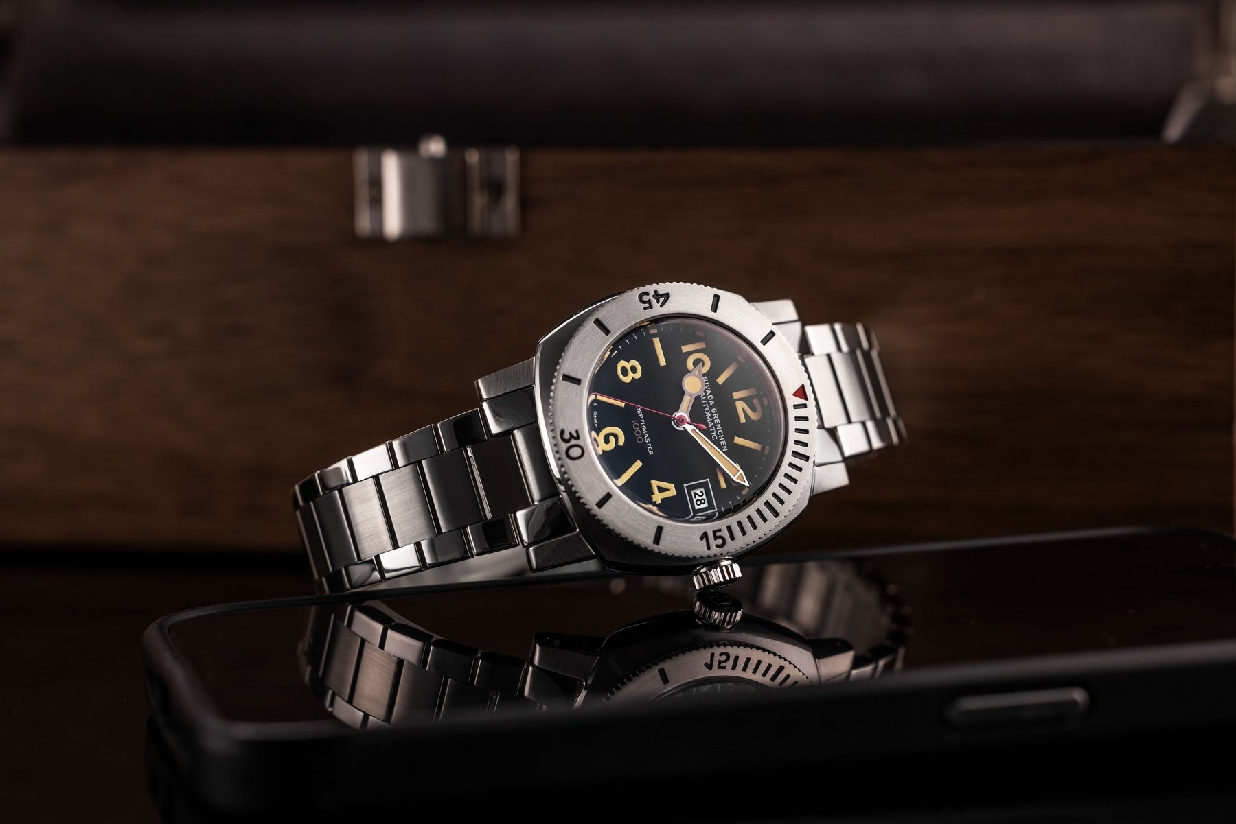 Nivada Grenchen, dòng sản phẩm Depthmaster - Numerals Date, Ref number: 14106A, mặt số đen nhạt