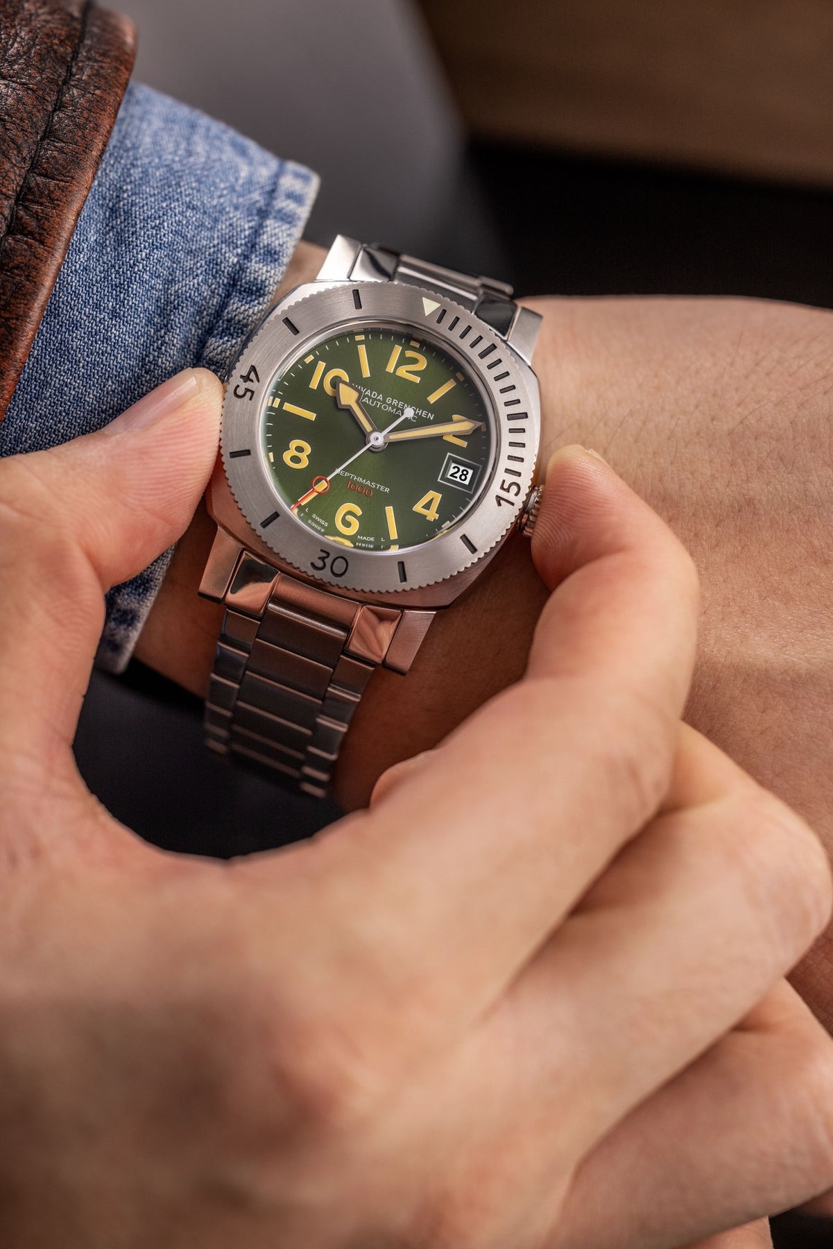 Nivada Grenchen, dòng sản phẩm Depthmaster, Ref number: 14103A, mặt số màu xanh lá chải tia