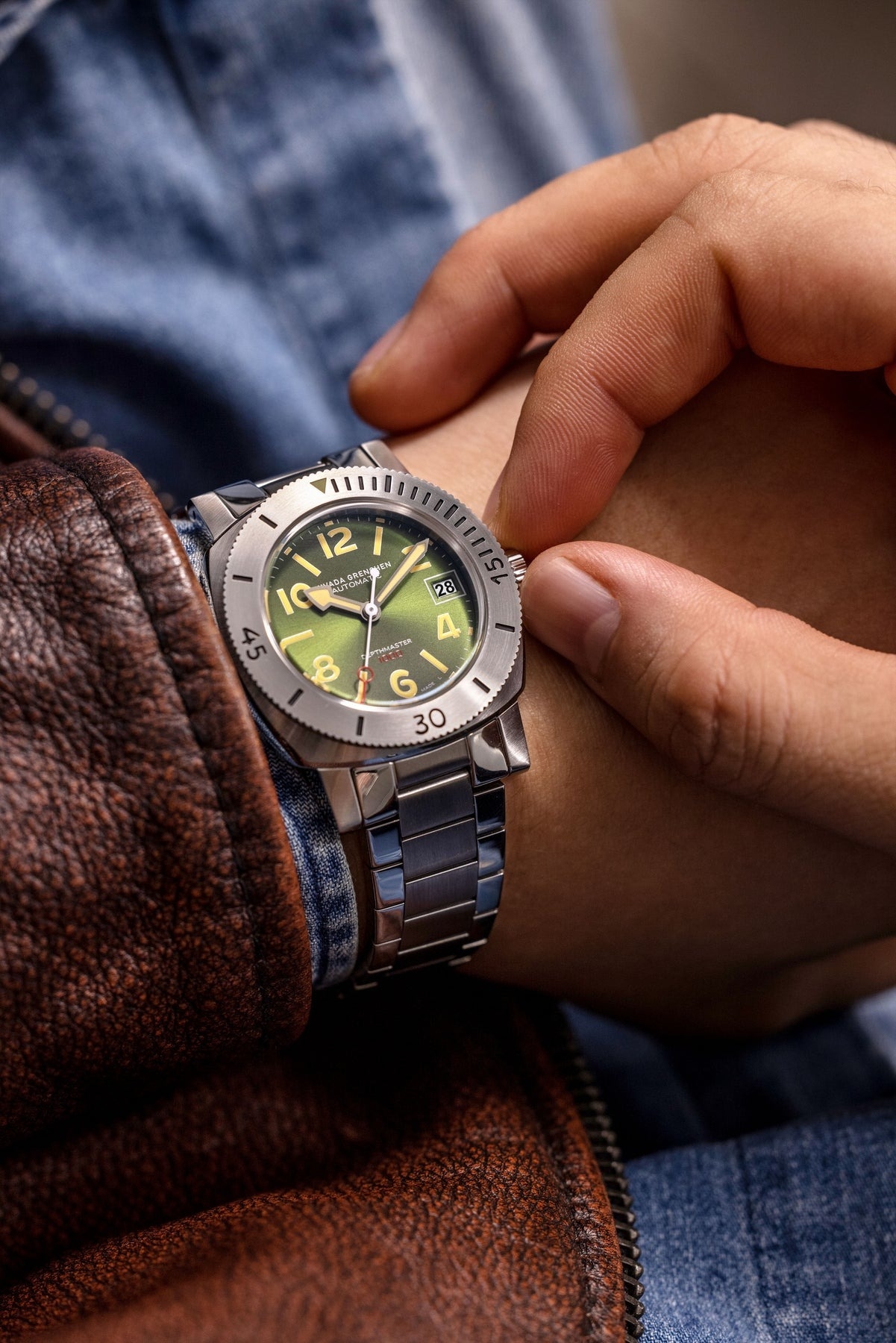 Nivada Grenchen, dòng sản phẩm Depthmaster, Ref number: 14103A, mặt số màu xanh lá chải tia