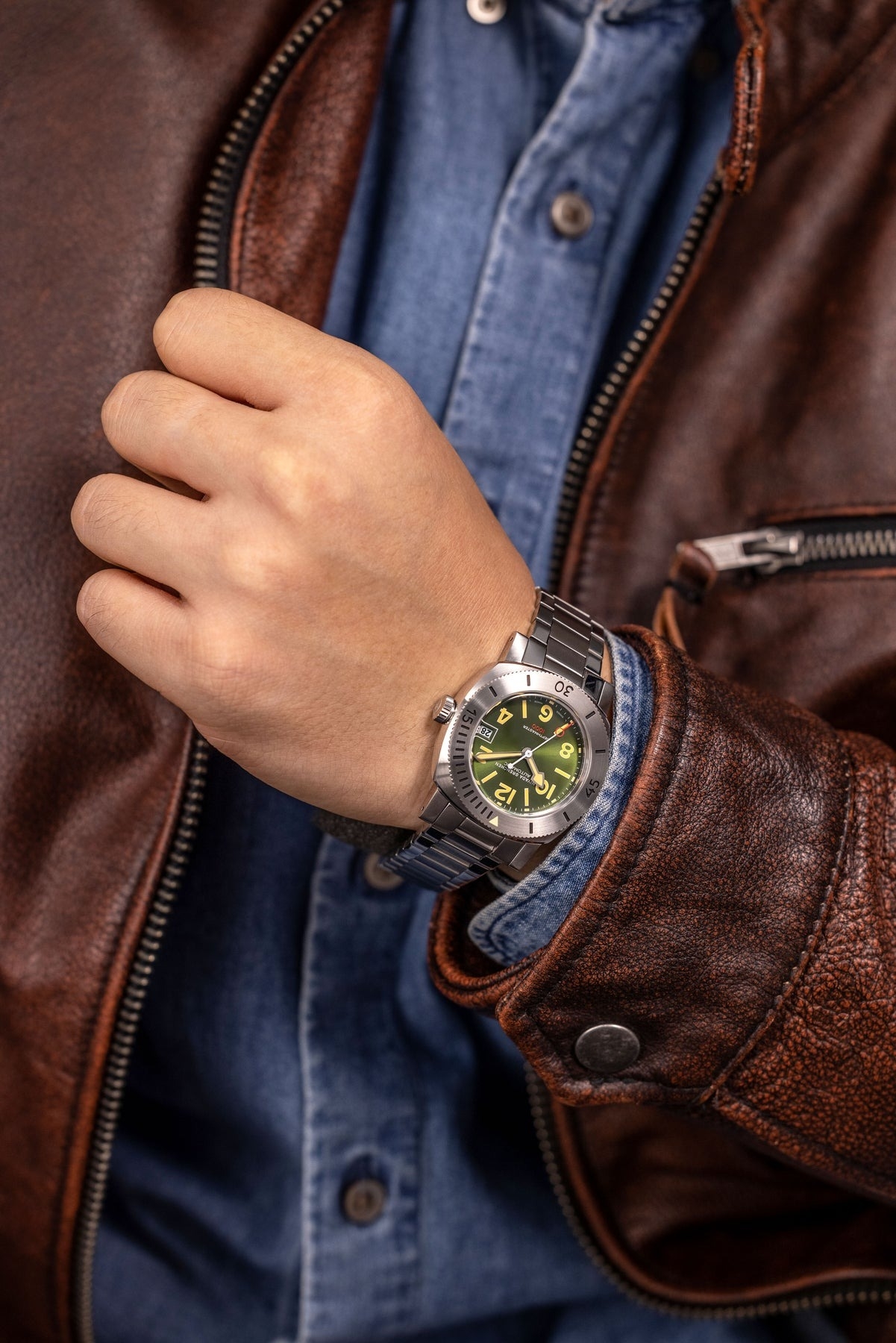 Nivada Grenchen, dòng sản phẩm Depthmaster, Ref number: 14103A, mặt số màu xanh lá chải tia