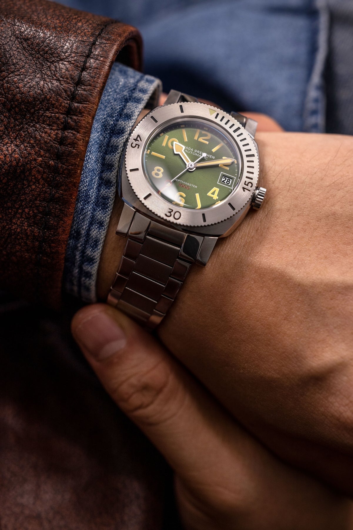 Nivada Grenchen, dòng sản phẩm Depthmaster, Ref number: 14103A, mặt số màu xanh lá chải tia