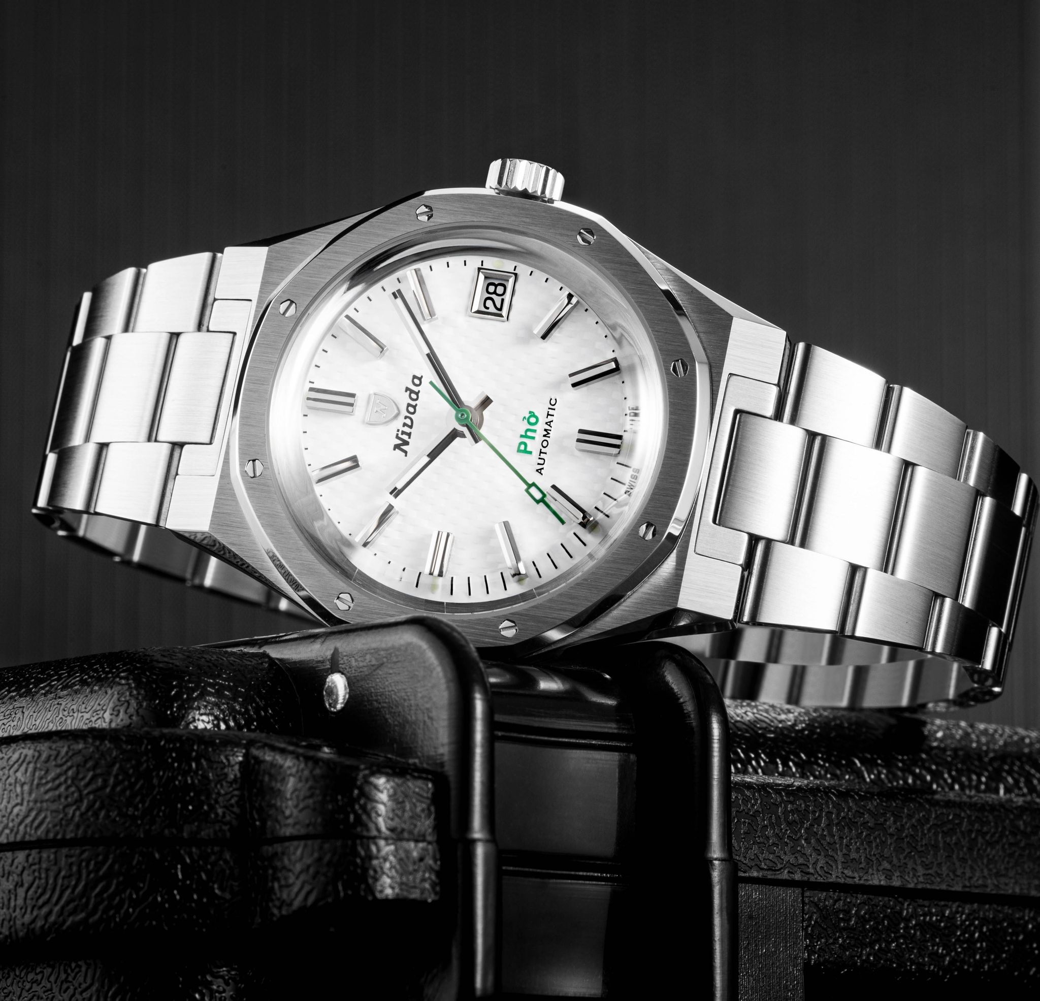 Nivada Grenchen, dòng sản phẩm F77 “Phở”, mặt số màu trắng