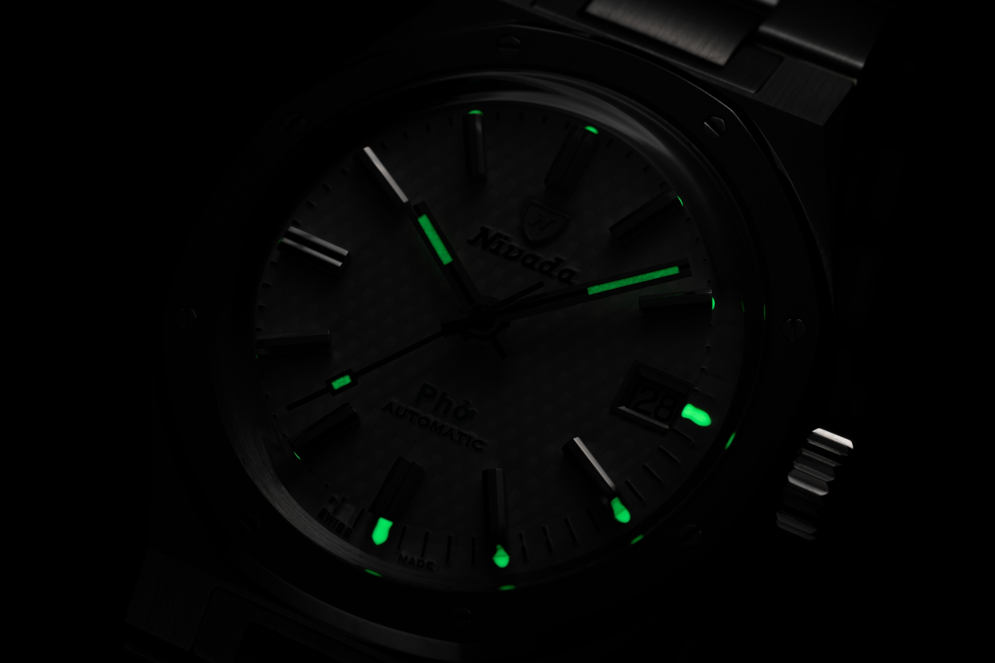 Nivada Grenchen, dòng sản phẩm F77 “Phở”, mặt số màu trắng