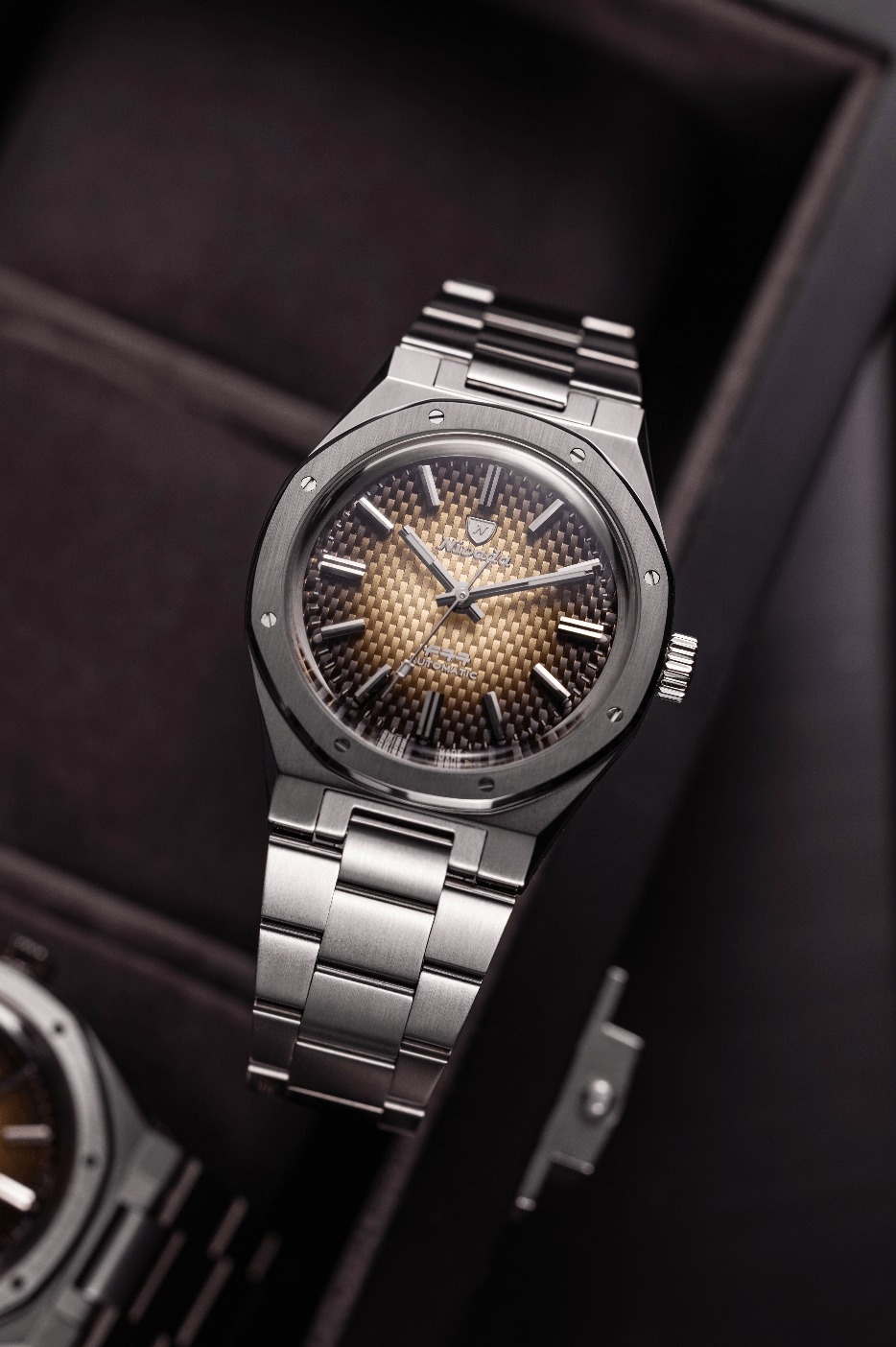 Nivada Grenchen, dòng sản phẩm F77, Ref number: 68002A77, mặt số màu nâu