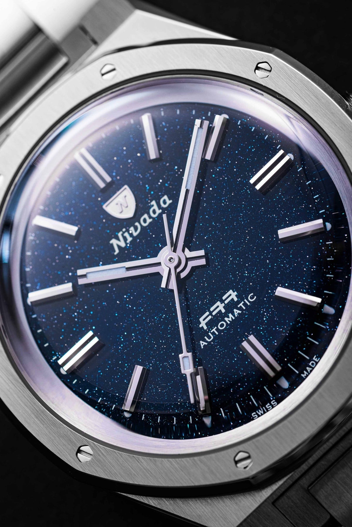 Nivada Grenchen, dòng sản phẩm F77, Ref number: 68010A77, mặt số đá thạch anh Aventurine xanh dương đậm