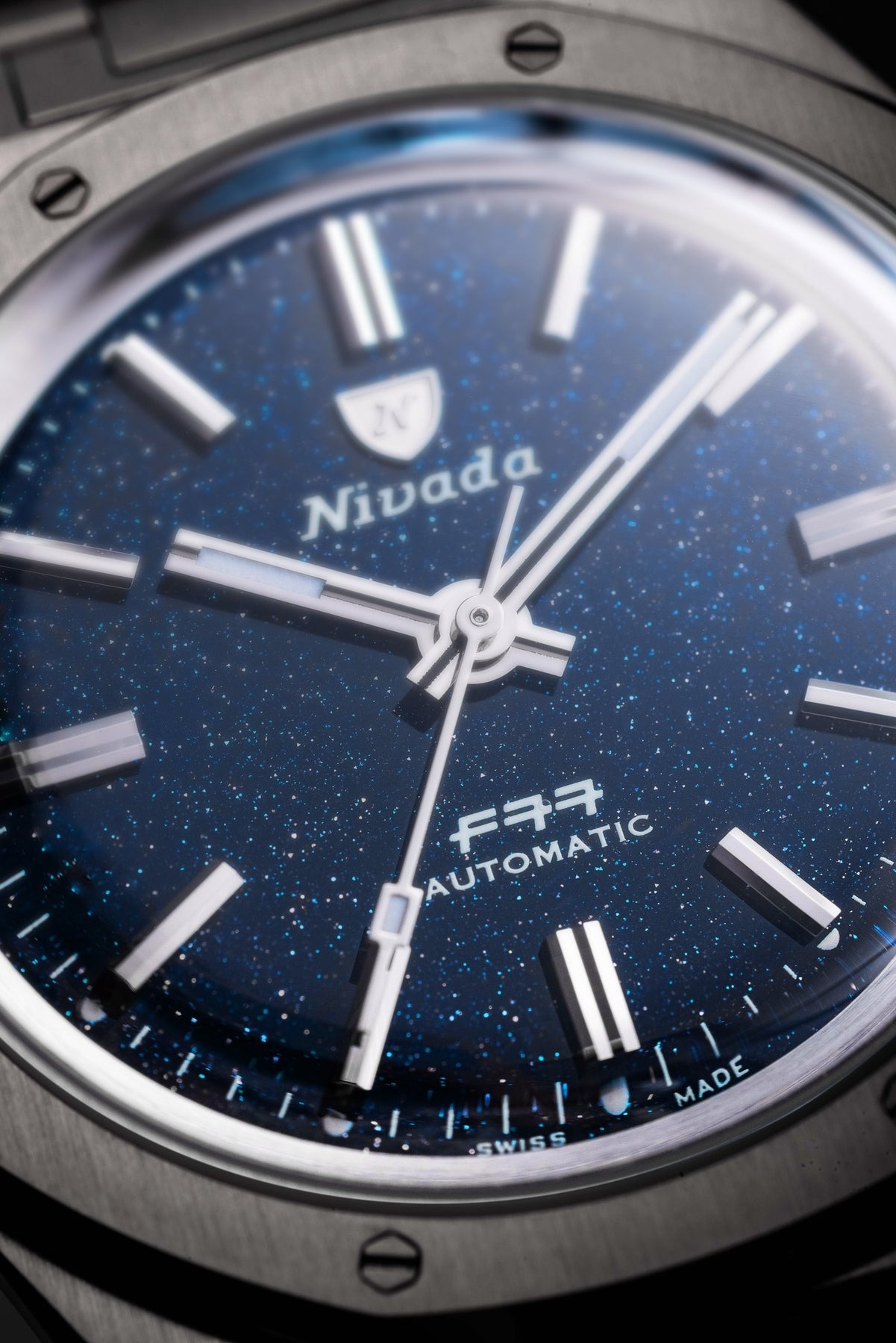 Nivada Grenchen, dòng sản phẩm F77, Ref number: 68018A77, mặt số xanh đậm Aventurine