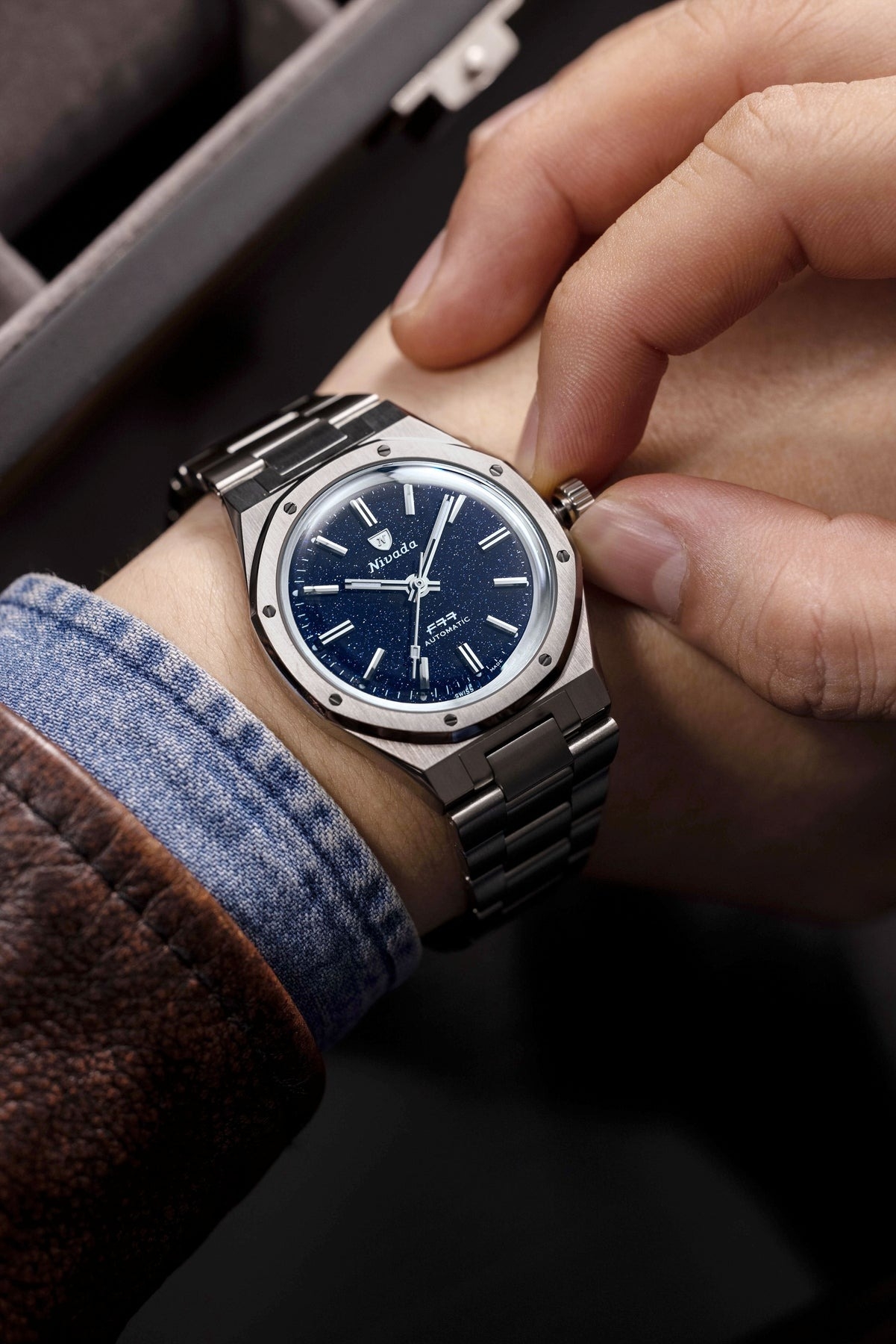 Nivada Grenchen, dòng sản phẩm F77, Ref number: 68018A77, mặt số xanh đậm Aventurine