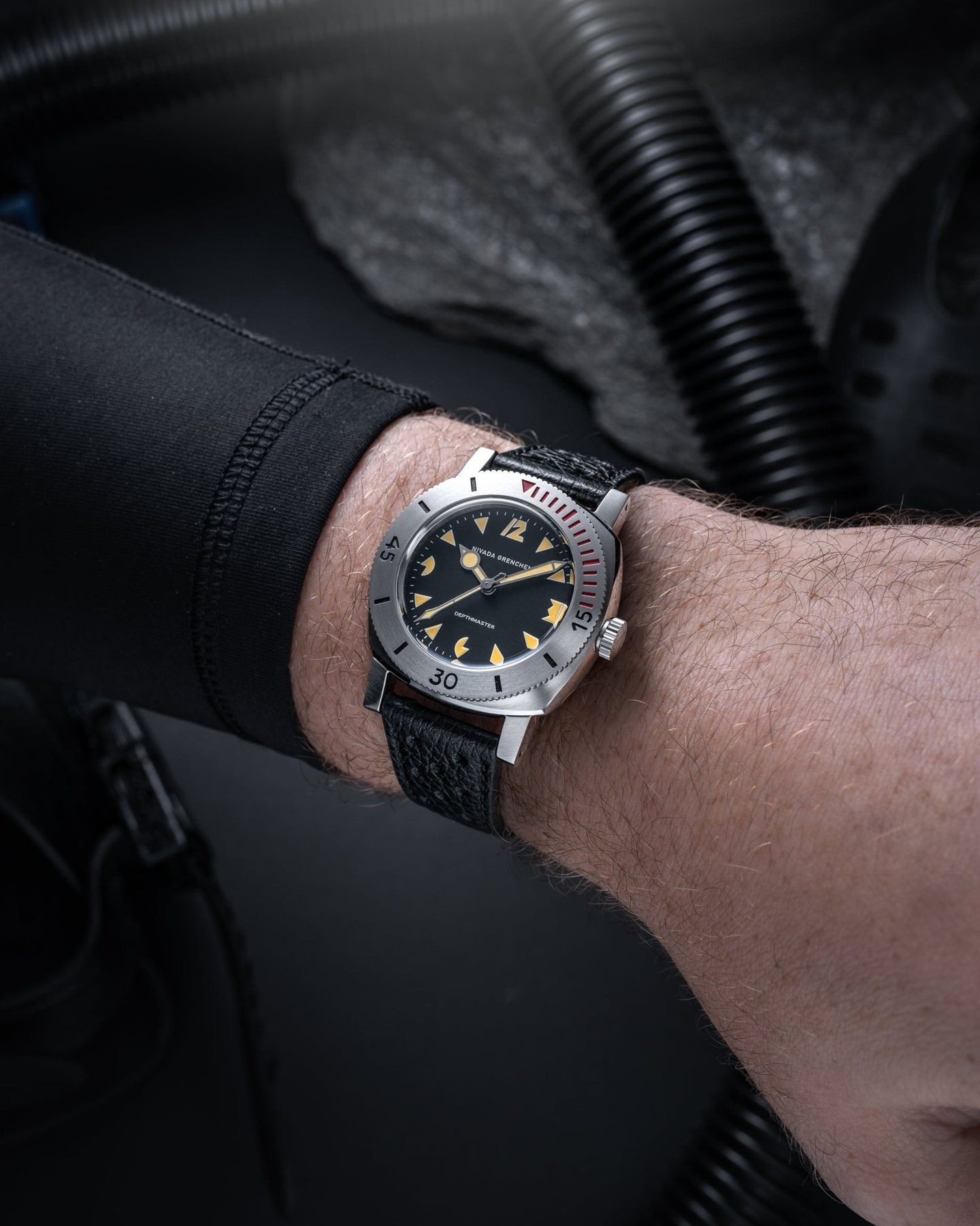 Nivada Grenchen, dòng sản phẩm Depthmaster - Pacman, Ref number: 14200A, mặt số đen