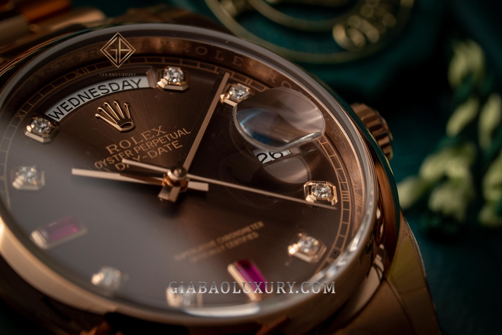 Review đồng hồ Rolex Day-Date 118205 Mặt chocolate, Ruby đỏ